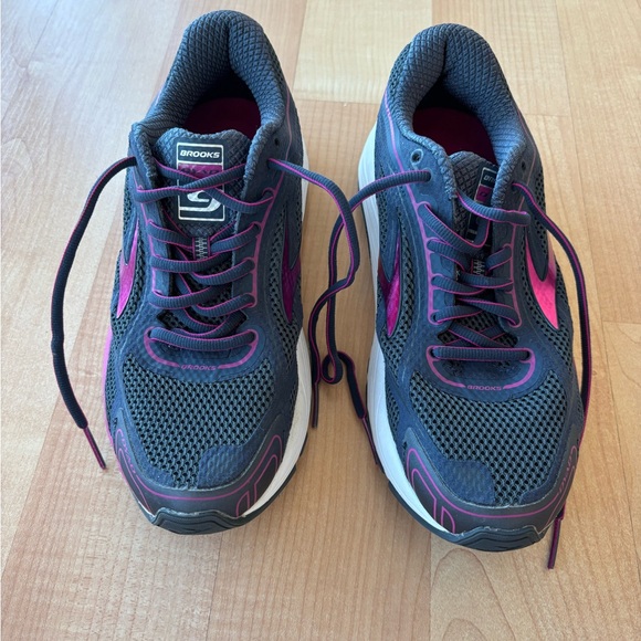 Brooks women’s running shoe 9.5 M - Picture 2 of 7